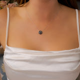 Colar Boton Em Ouro Branco E Diamantes Brancos E Negros