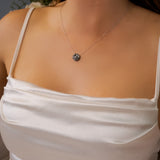 Colar Boton Em Ouro Branco E Diamantes Brancos E Negros