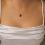 Colar Boton Em Ouro Branco E Diamantes Brancos E Negros