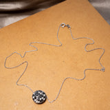 Colar Boton Em Ouro Branco E Diamantes Brancos E Negros