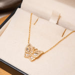 Colar borboleta em ouro amarelo com diamantes brilhantes e baguete.