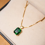 Pingente em ouro amarelo com turmalina verde de 2.5 quilates e 1.3cm de comprimento e 0.9cm de largura.