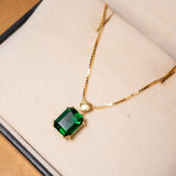 Pingente em ouro amarelo com turmalina verde de 2.5 quilates e 1.3cm de comprimento e 0.9cm de largura.