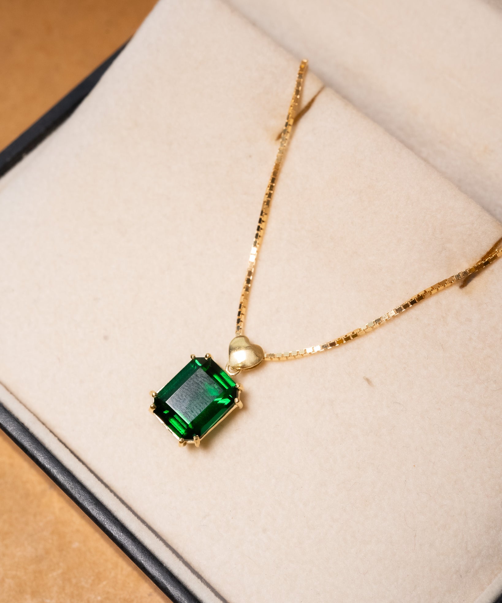 Pingente em ouro amarelo com turmalina verde de 2.5 quilates e 1.3cm de comprimento e 0.9cm de largura.