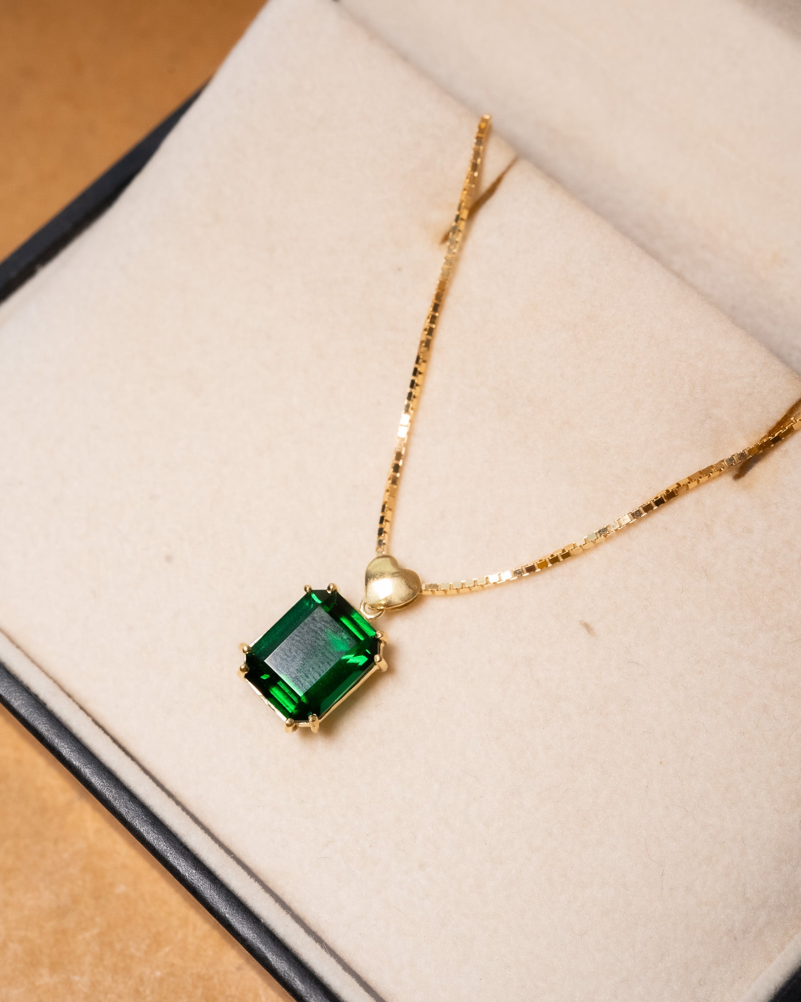 Pingente em ouro amarelo com turmalina verde de 2.5 quilates e 1.3cm de comprimento e 0.9cm de largura.