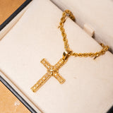 Pingente cruz médio em ouro amarelo com diamantes brilhantes. Peso 3.6g. Mede 3.8cm por 2.0cm.