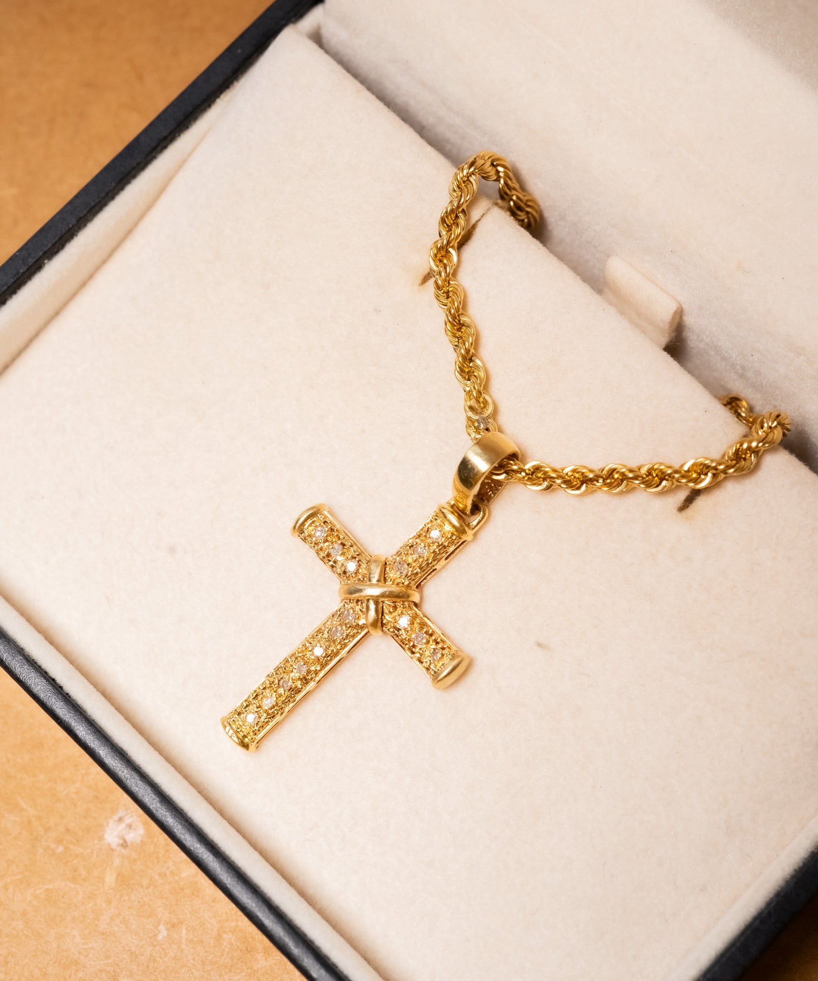 Pingente cruz médio em ouro amarelo com diamantes brilhantes. Peso 3.6g. Mede 3.8cm por 2.0cm.