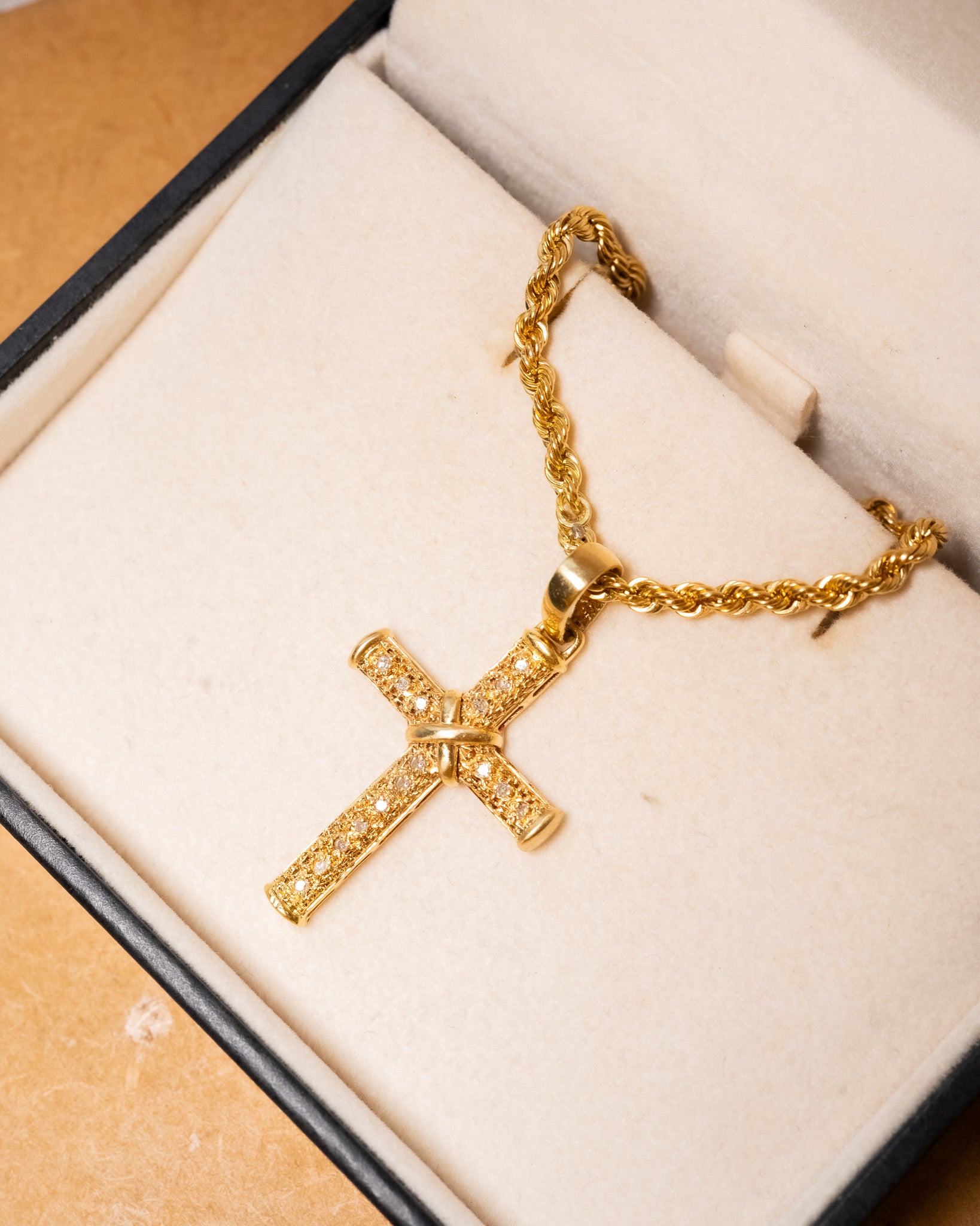 Pingente cruz médio em ouro amarelo com diamantes brilhantes. Peso 3.6g. Mede 3.8cm por 2.0cm.