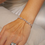 Pulseira meia riviera em ouro branco com seis cristais de rocha ovais e cinco diamantes brancos.