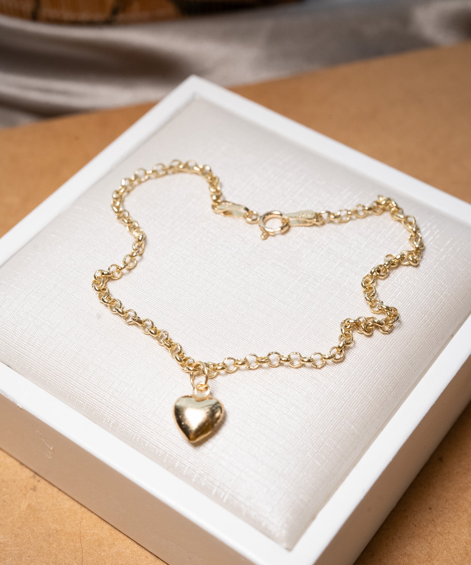 Pulseira de elo português com coração em ouro amarelo.