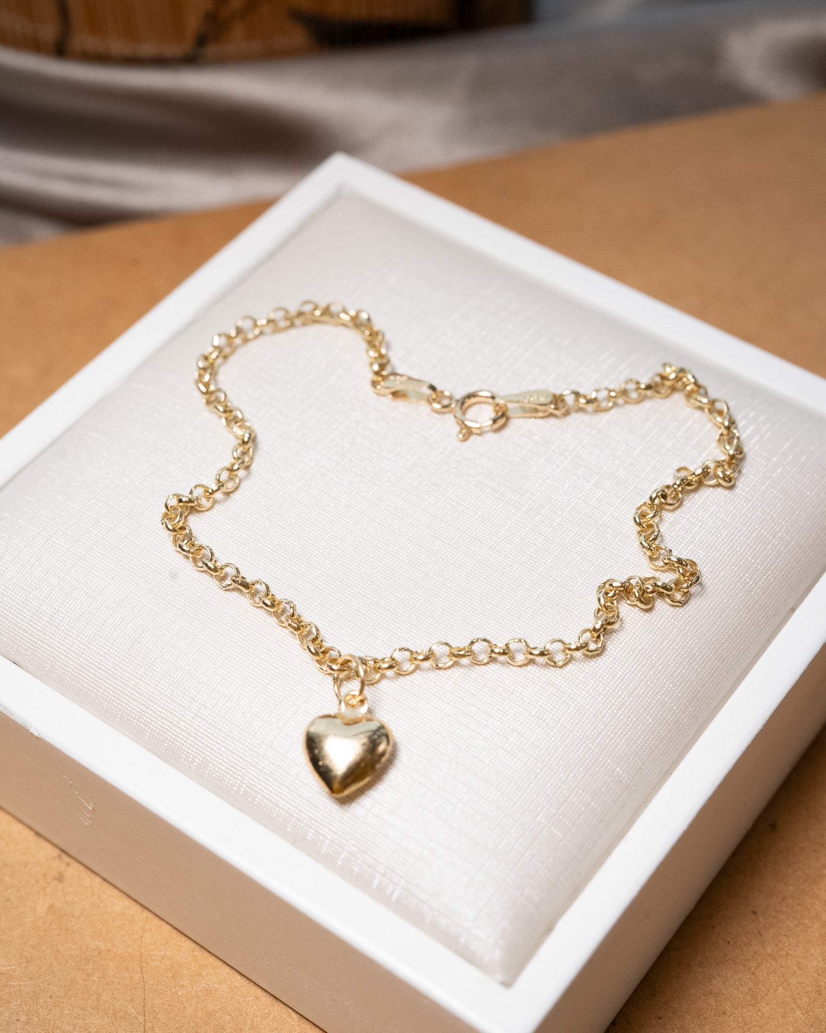 Pulseira de elo português com coração em ouro amarelo.