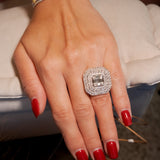 Anel bold em ouro branco com 166 diamantes brilhantes e 10 diamantes baguete totalizando cerca de 6.3 quilates