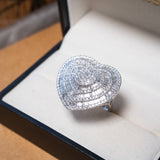 Anel coração em ouro branco com 168 diamantes brilhantes e 130 diamantes baguete totalizando 3.26 cts