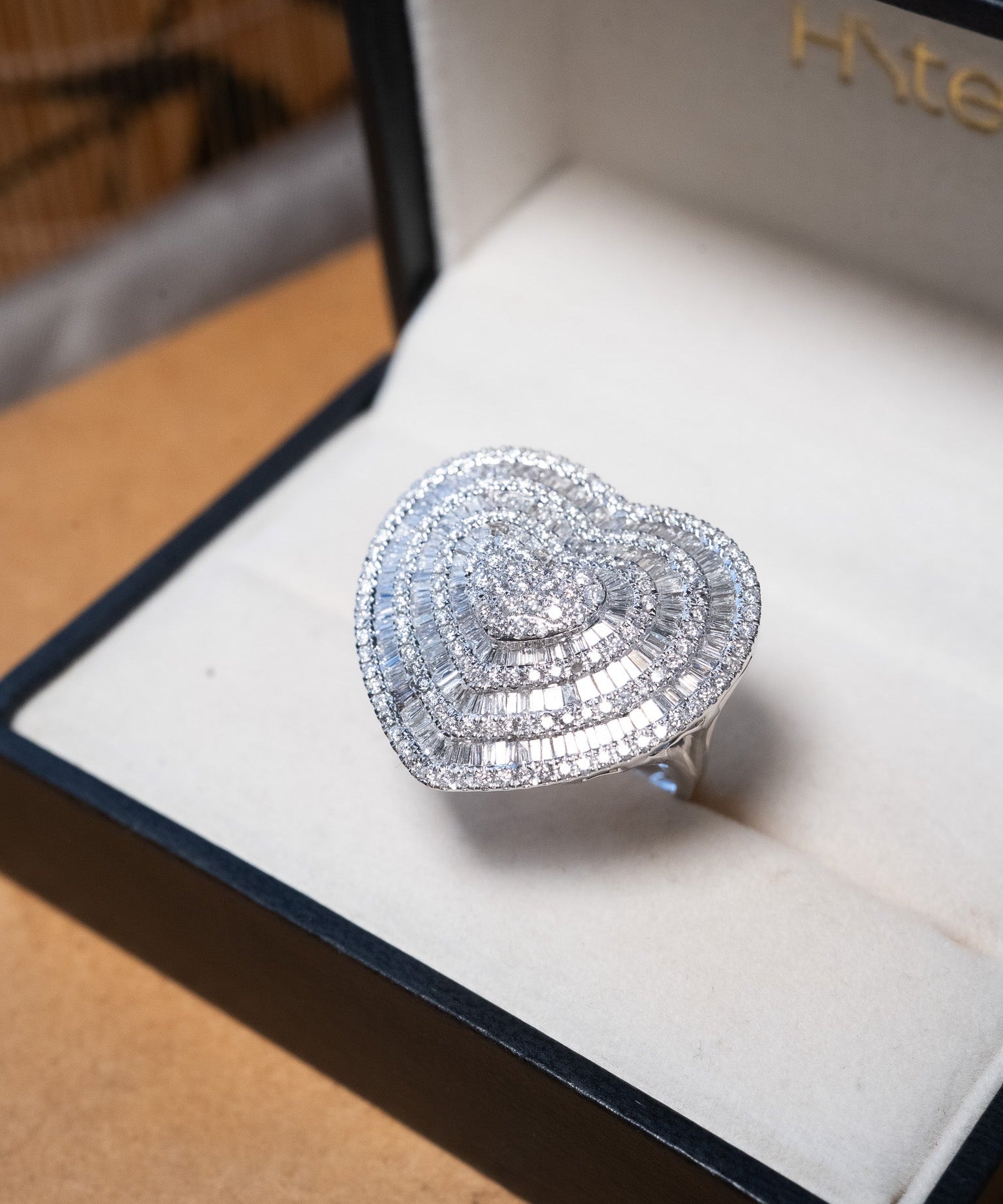 Anel coração em ouro branco com 168 diamantes brilhantes e 130 diamantes baguete totalizando 3.26 cts