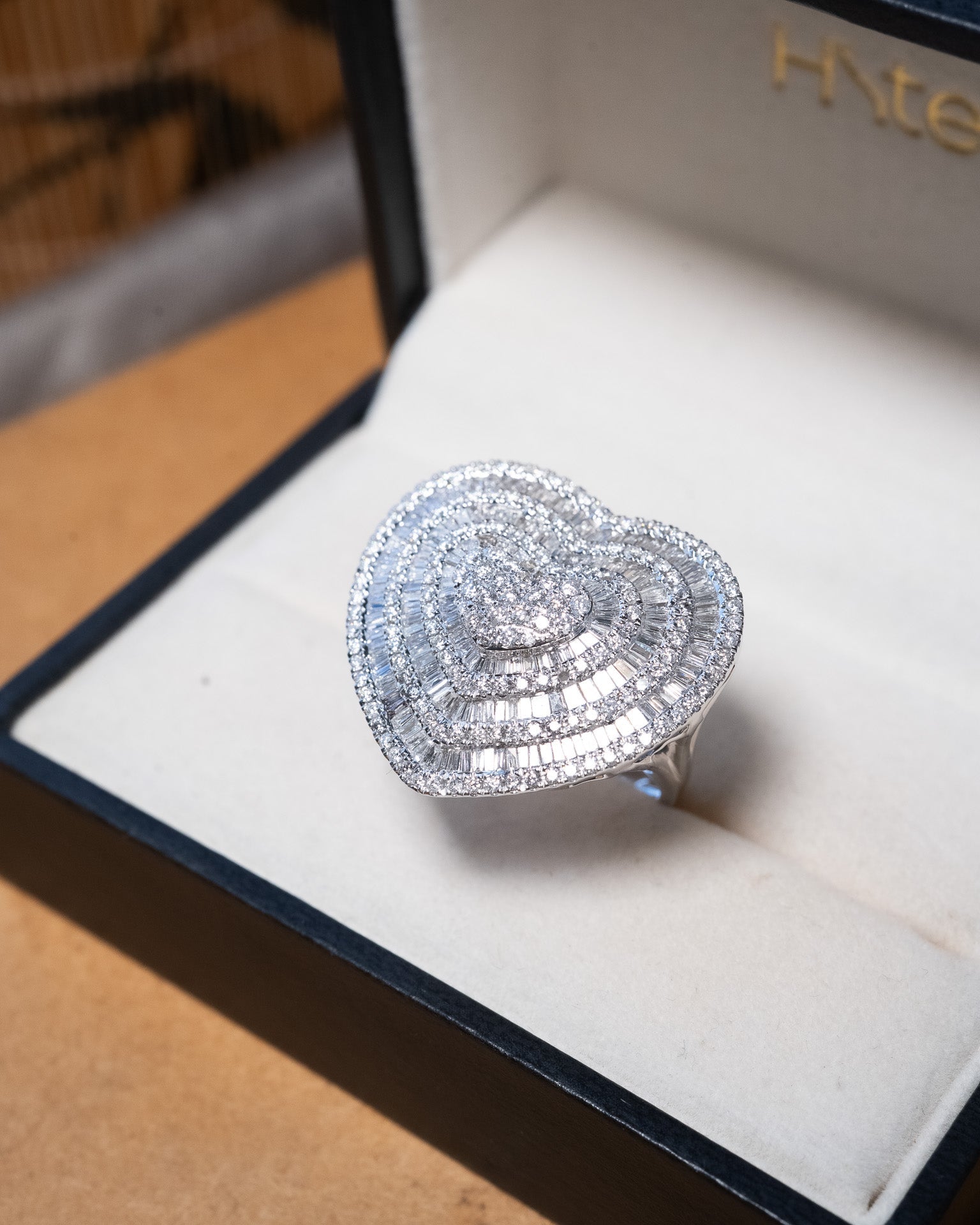 Anel coração em ouro branco com 168 diamantes brilhantes e 130 diamantes baguete totalizando 3.26 cts
