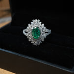 Anel em ouro branco com esmeralda oval de 1.0 quilate e 94 diamantes brilhantes totalizando 1.49 quilates.