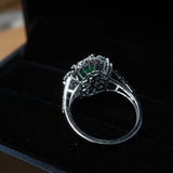 Anel Queen Em Ouro Branco Diamantes E Esmeralda