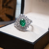 Anel Queen Em Ouro Branco Diamantes E Esmeralda