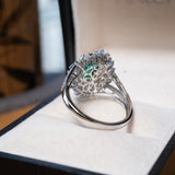 Anel Queen Em Ouro Branco Diamantes E Esmeralda