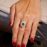 Anel Queen Em Ouro Branco Diamantes E Esmeralda