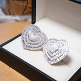 Brincos coração bold em ouro branco com 336 diamantes brilhantes e 130 diamantes baguete totalizando 6.52 quilates.