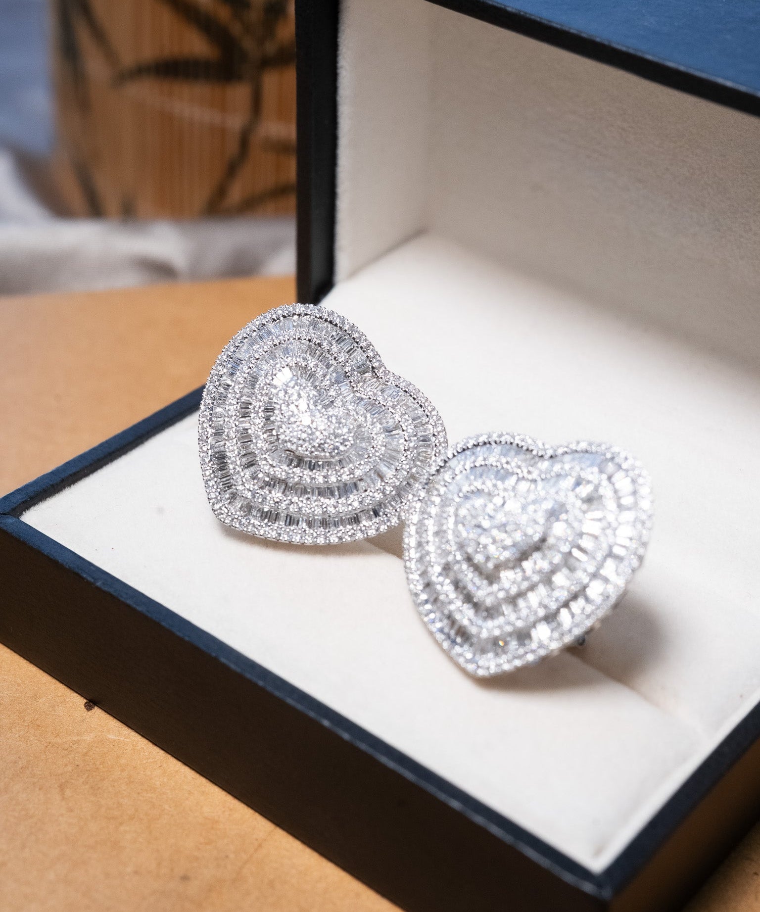 Brincos coração bold em ouro branco com 336 diamantes brilhantes e 130 diamantes baguete totalizando 6.52 quilates.