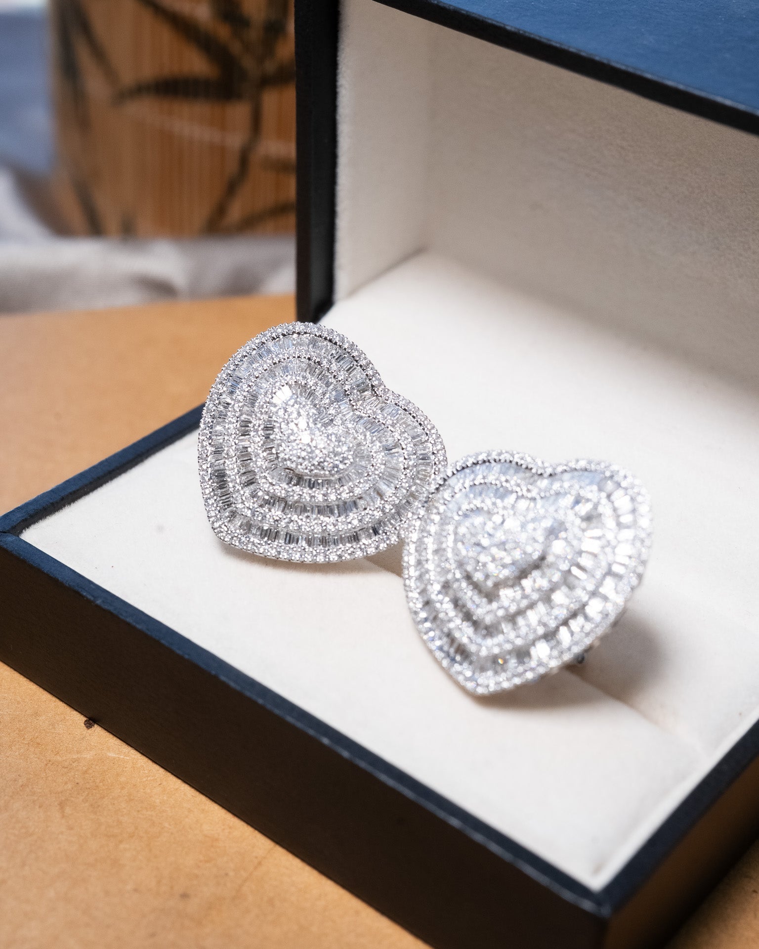 Brincos coração bold em ouro branco com 336 diamantes brilhantes e 130 diamantes baguete totalizando 6.52 quilates.