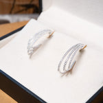 Brinco argola Queen em ouro branco com diamantes brilhantes. Peso 5.6g e 2.8cm de comprimento e 0.6cm de largura.