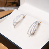 Brinco argola Queen em ouro branco com diamantes brilhantes. Peso 5.6g e 2.8cm de comprimento e 0.6cm de largura.