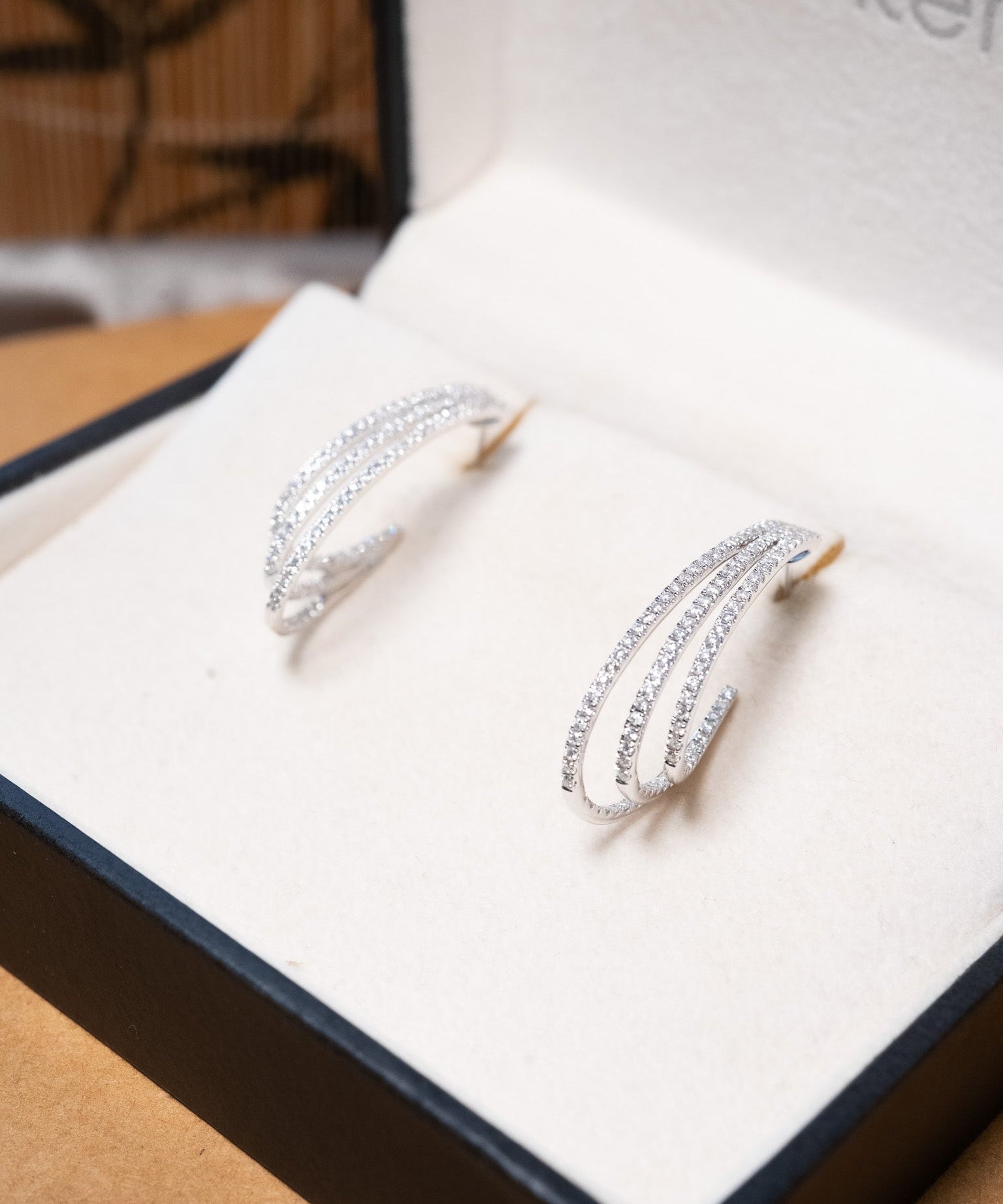 Brinco argola Queen em ouro branco com diamantes brilhantes. Peso 5.6g e 2.8cm de comprimento e 0.6cm de largura.