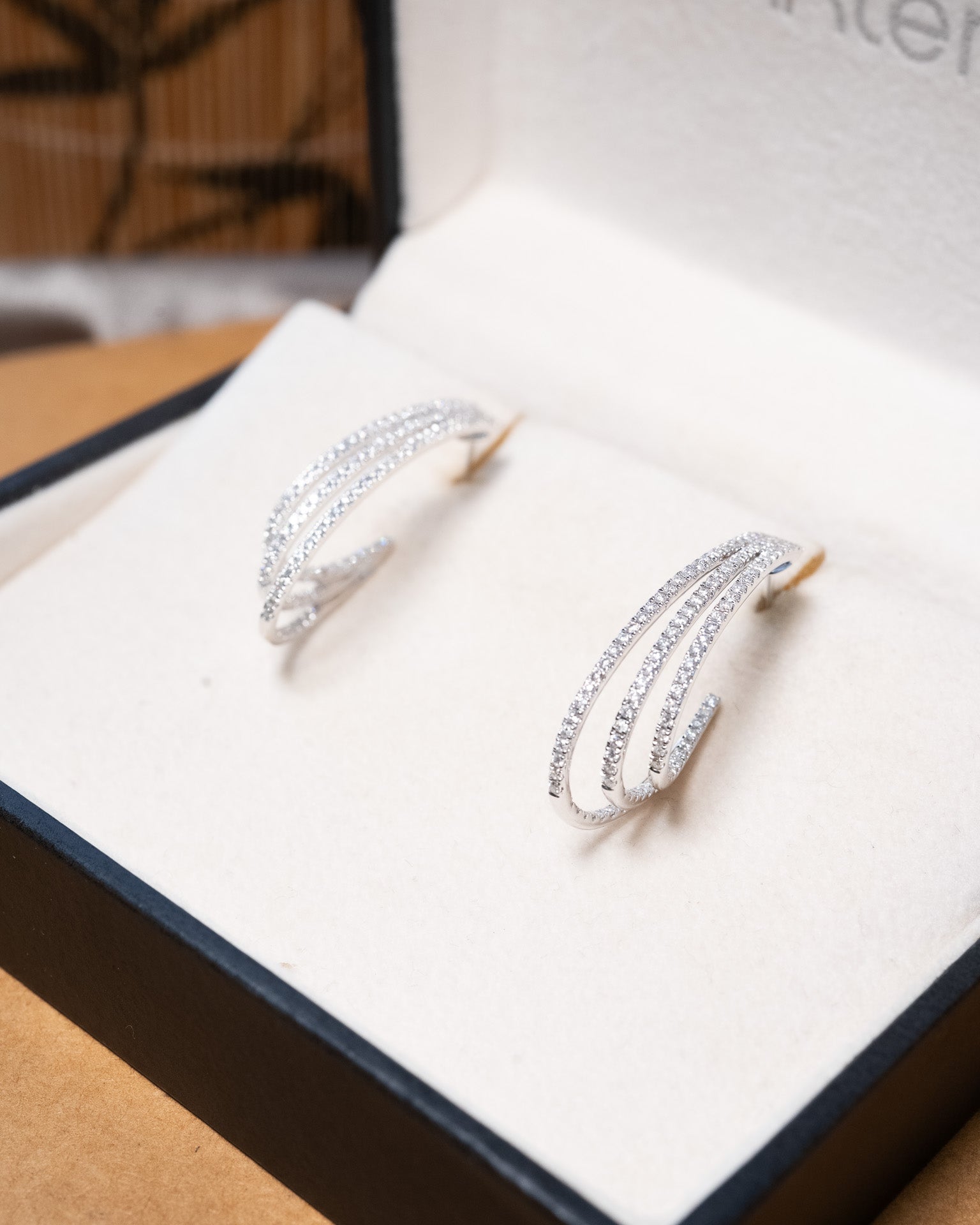 Brinco argola Queen em ouro branco com diamantes brilhantes. Peso 5.6g e 2.8cm de comprimento e 0.6cm de largura.