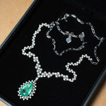 Colar meia riviera em ouro branco com uma esmeralda gota de 2.8ct e 143 diamantes brilhantes totalizando 3.31ct
