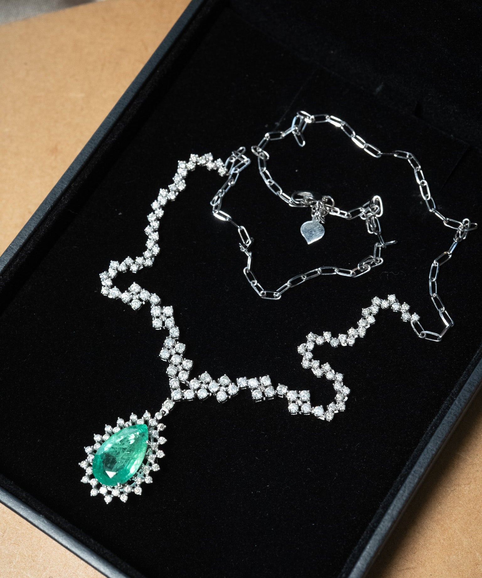 Colar meia riviera em ouro branco com uma esmeralda gota de 2.8ct e 143 diamantes brilhantes totalizando 3.31ct