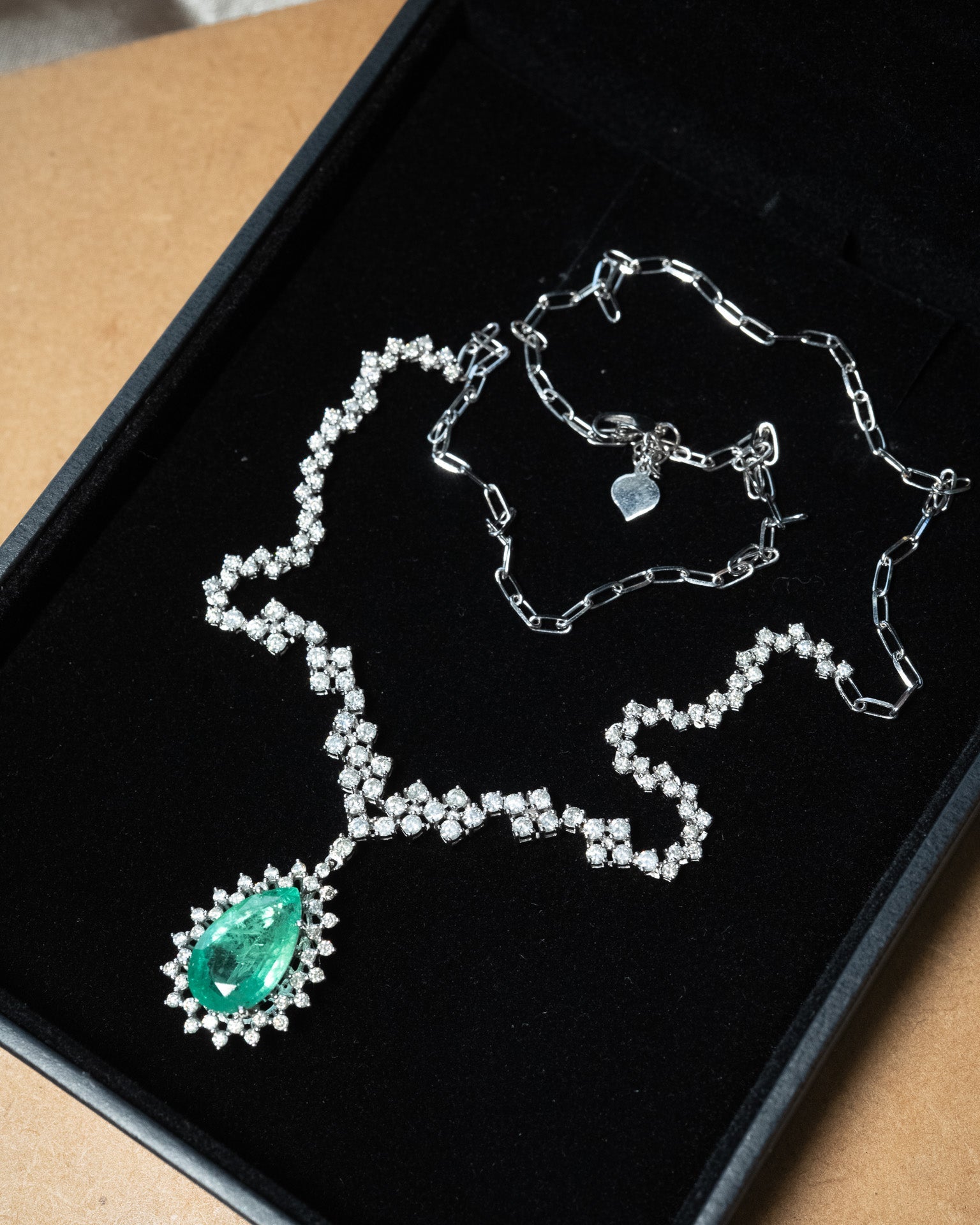 Colar meia riviera em ouro branco com uma esmeralda gota de 2.8ct e 143 diamantes brilhantes totalizando 3.31ct