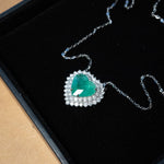 Colar coração Queen em ouro branco com esmeralda de 3.5ct e 44 diamantes de 0.88ct pingente mede 1.8cm por 1.7cm