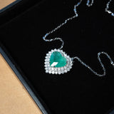 Colar coração Queen em ouro branco com esmeralda de 3.5ct e 44 diamantes de 0.88ct pingente mede 1.8cm por 1.7cm