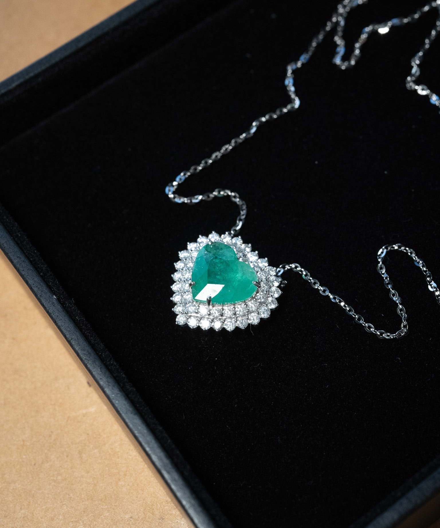 Colar coração Queen em ouro branco com esmeralda de 3.5ct e 44 diamantes de 0.88ct pingente mede 1.8cm por 1.7cm