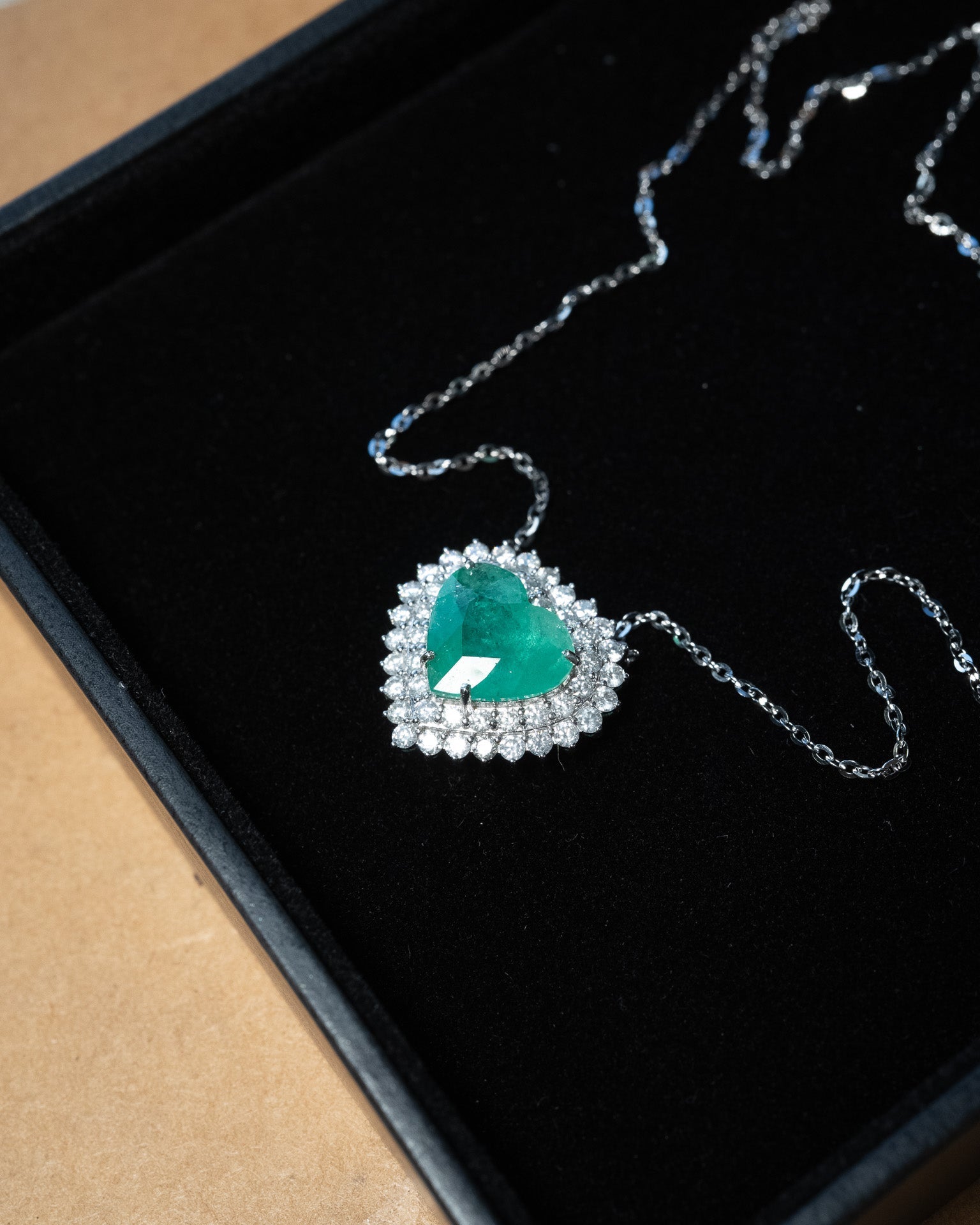 Colar coração Queen em ouro branco com esmeralda de 3.5ct e 44 diamantes de 0.88ct pingente mede 1.8cm por 1.7cm