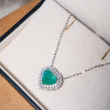 Colar Coração Queen Em Ouro Branco, Diamantes E Esmeralda