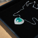 Colar Coração Queen Em Ouro Branco, Diamantes E Esmeralda