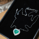 Colar Coração Queen Em Ouro Branco, Diamantes E Esmeralda