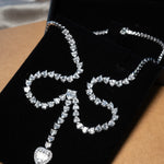 Colar gravata meia riviera em ouro branco com 378 diamantes baguete e brilhante totalizando 3.98ct e comprimento de 44cm.
