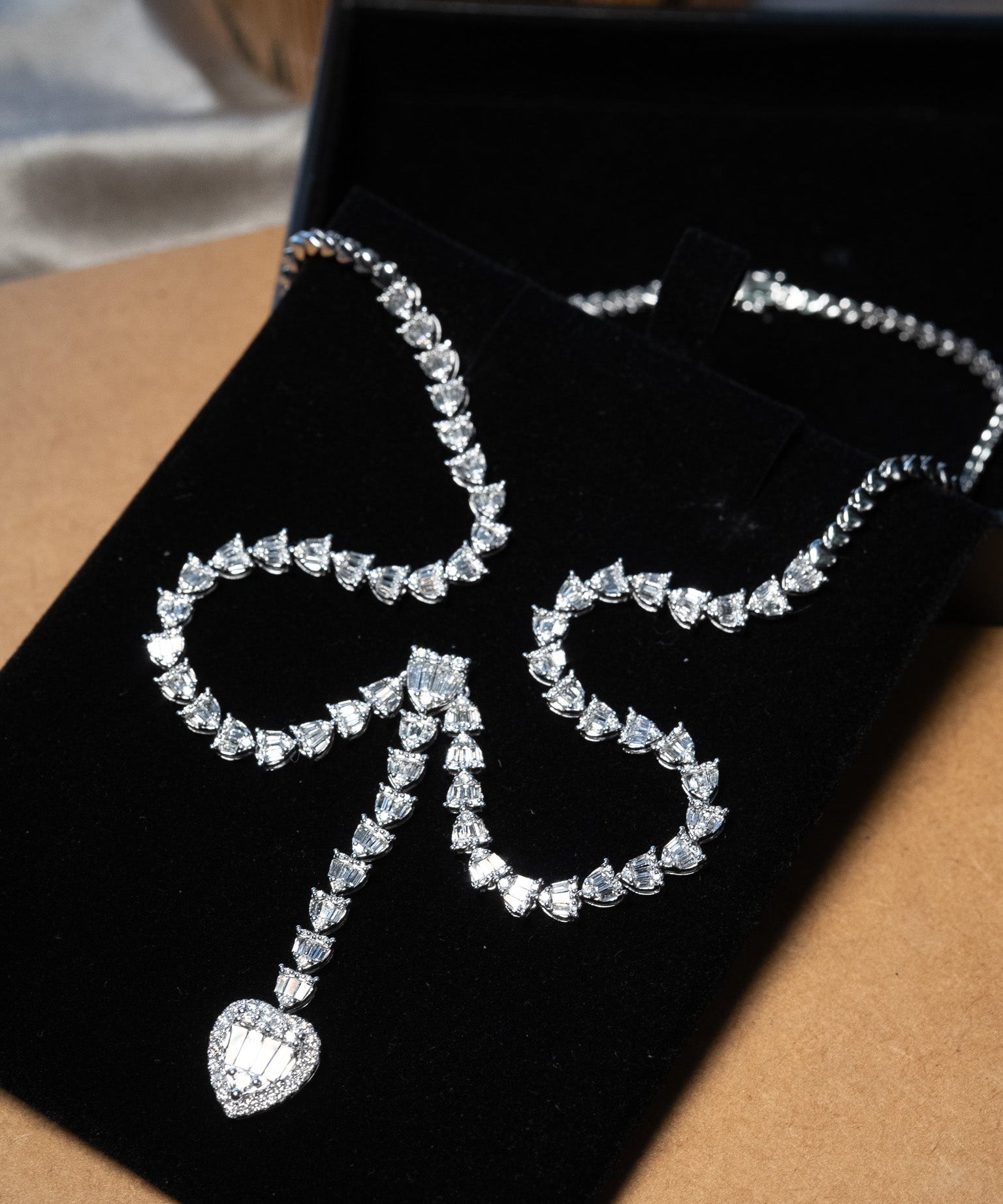 Colar gravata meia riviera em ouro branco com 378 diamantes baguete e brilhante totalizando 3.98ct e comprimento de 44cm.
