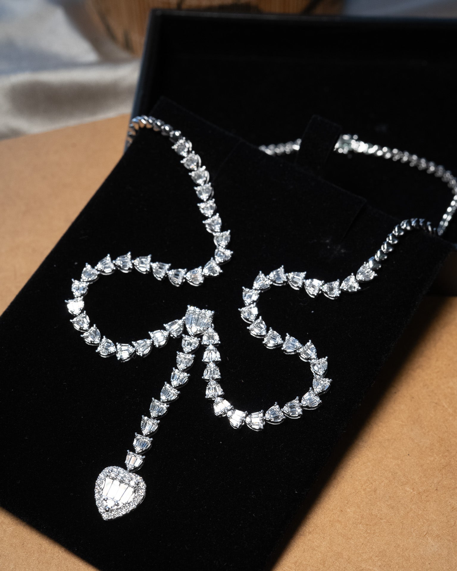 Colar gravata meia riviera em ouro branco com 378 diamantes baguete e brilhante totalizando 3.98ct e comprimento de 44cm.