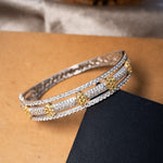 Bracelete rígido em ouro branco com 196 diamantes brancos lapidação brilhante e largura superior de 1.0cm.