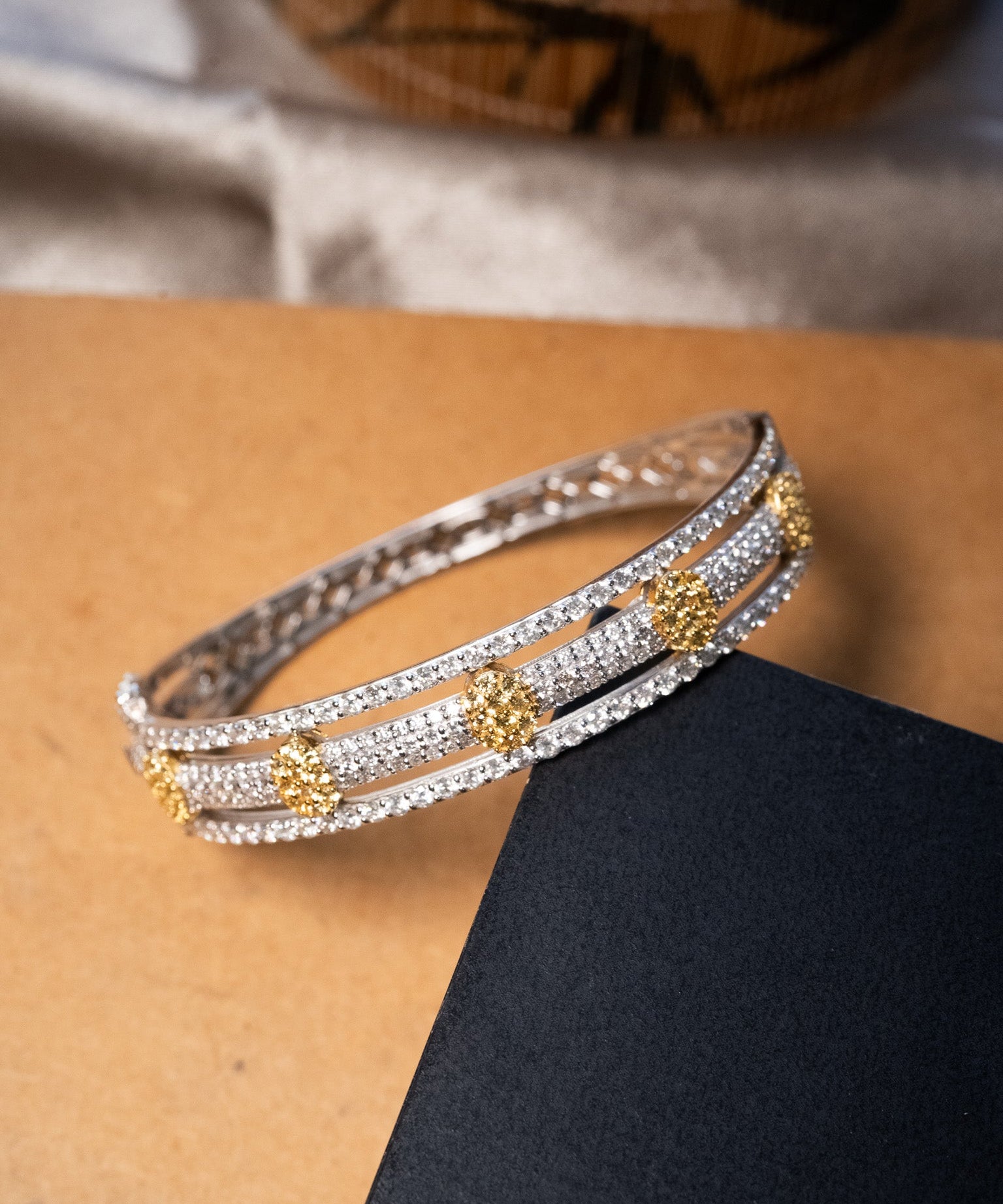 Bracelete rígido em ouro branco com 196 diamantes brancos lapidação brilhante e largura superior de 1.0cm.