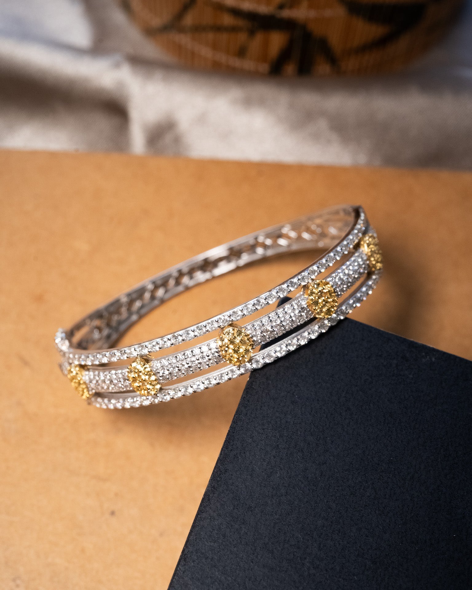 Bracelete rígido em ouro branco com 196 diamantes brancos lapidação brilhante e largura superior de 1.0cm.