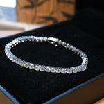 Pulseira riviera em ouro branco com 48 diamantes brilhantes de 15 pontos cada totalizando 7.2 quilates e 17cm de comprimento.
