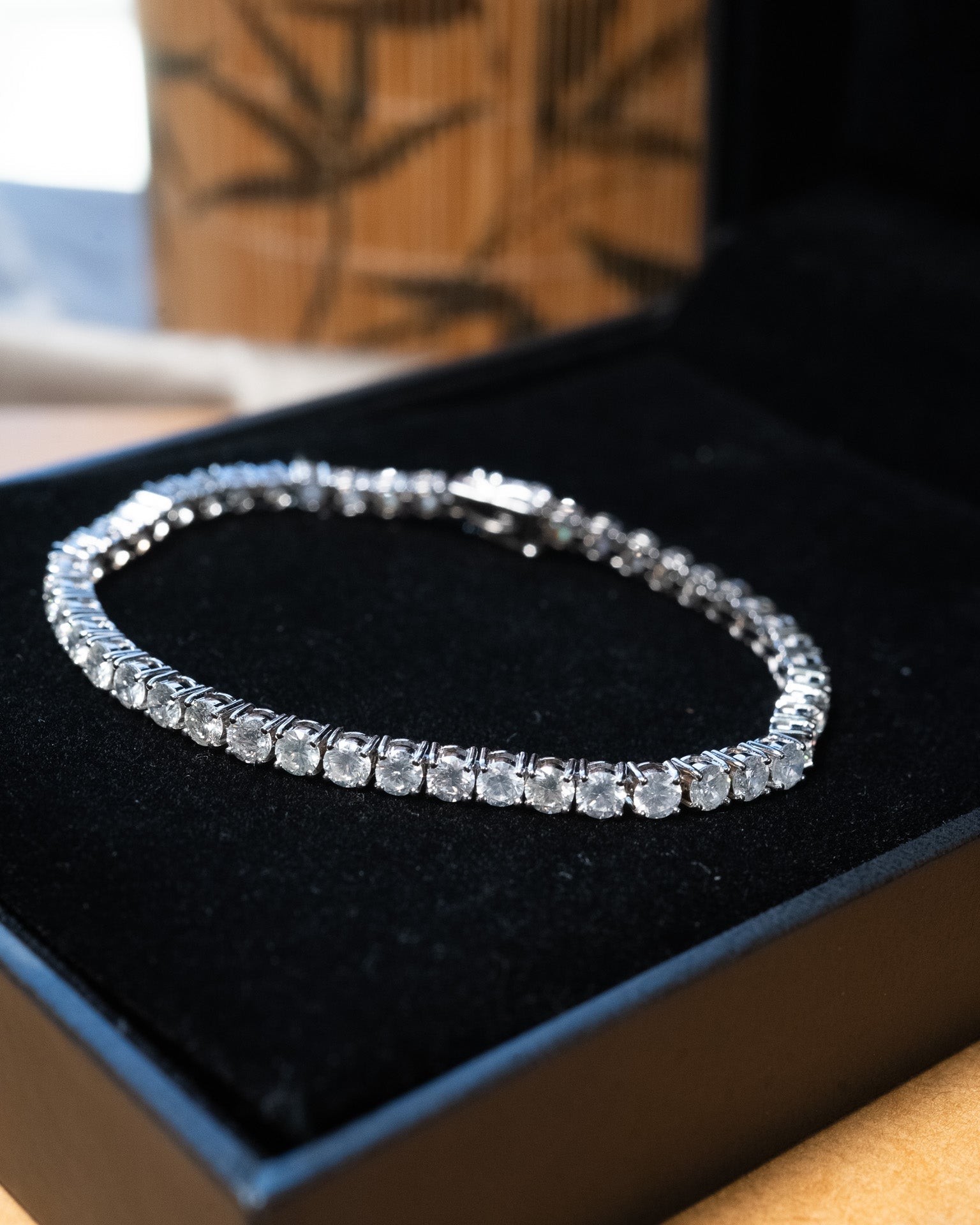 Pulseira riviera em ouro branco com 48 diamantes brilhantes de 15 pontos cada totalizando 7.2 quilates e 17cm de comprimento.
