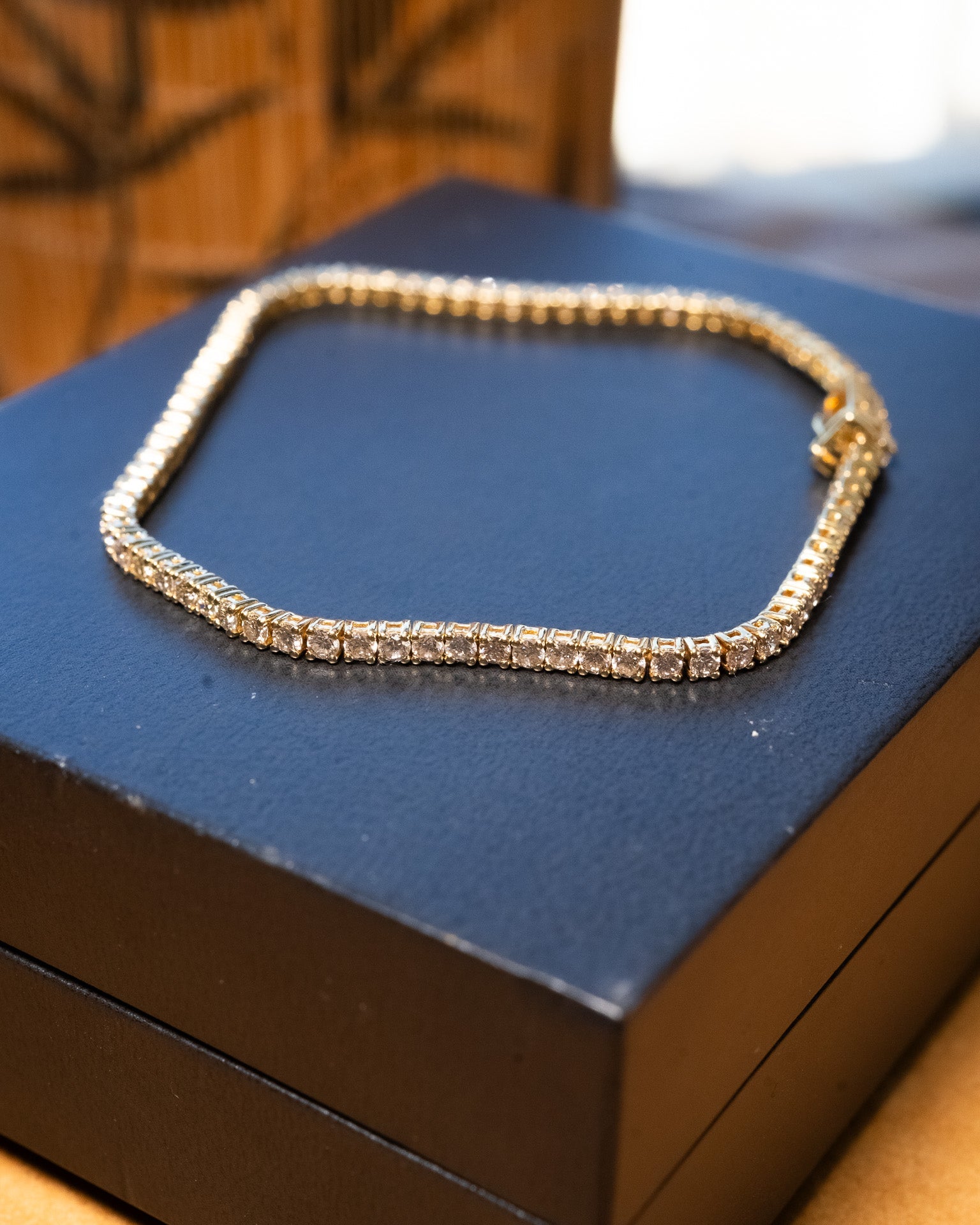 Pulseira riviera em ouro amarelo com 83 diamantes brilhantes de 0.04 pontos cada totalizando 2.49ct